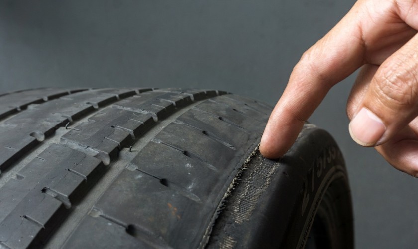 Comment voir si les pneus sont usés: conseils de garagiste